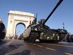 An TR-85 M1 tank at the 2007 Romanian military parade for national day, with the Arch of Triumph in the background