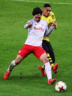 Raphinha (behind) playing for Vitória de Guimarães in 2017