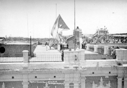 Raising the Cuban flag on the Governor General's palace at noon on 20 May 1902.