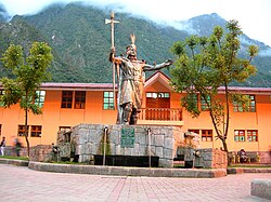 Statue of the Sapa Inca Pachacuti wearing the Mascapaicha (imperial crown), in the main square of Aguas Calientes, Peru