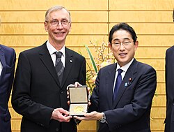 Pääbo showed the medal of Nobel Prize in Physiology or Medicine to Fumio Kishida (February 1, 2023).