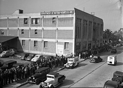 Line for automobile license plates, Los Angeles California Department of Motor Vehicles, 1940