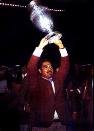 Marcos Calderón raises the Copa América trophy, which the Peru won in 1975.