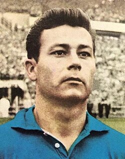 Just Fontaine in 1958, dressed in football shirt