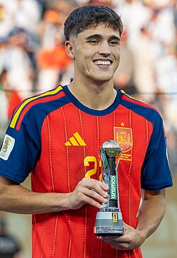 Cubarsí holding the 2026 FIFA World Cup Young Player Award