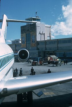 The airport during the 1960s. A LAB Boeing 727 is seen in the foreground with the old terminal and its iconic Tiwanakotan façade in the background.