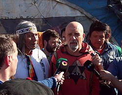 Gustavo Cordera and Félix Díaz meet at the protest camp in Buenos Aires.
