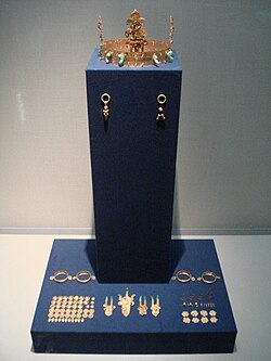 Gold crown and accessories. National Treasure No.138.