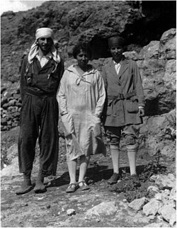 Dorothy Garrod (centre) discovered the Natufian culture in 1928