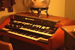 The T-402 was one of the last tonewheel organs manufactured and included a built in drum machine