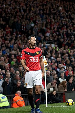 Giggs before a corner kick against Everton at Old Trafford in 2009