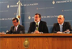 Rafael Bielsa (center), speaking in the press room of the Casa Rosada on 4 October 2005