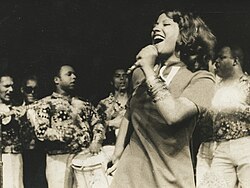 Clara Nunes, the first Brazilian female singer to surpass the mark of 100 thousand copies sold for a single LP.