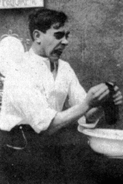 Scene from El aniversario del fallecimiento de la suegra de Enhart (The Anniversary of the Death of Enhart's Mother-in-Law)(1912)
