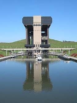 Strépy-Thieu boat lift