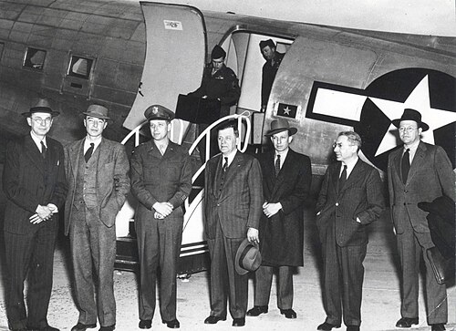 The GAC in 1947; Oppenheimer is second from the left.
