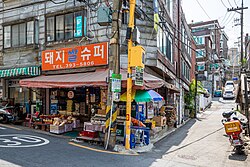 Doijissal Supermarket, a convenience store used as a filming spot. In the film, it was labelled 'Woori Supermarket'.