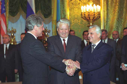 US president Clinton, Russian president Yeltsin, and Ukrainian president Kravchuk after signing the Trilateral Statement (1994). Russia and the US agreed to uphold Ukraine's independence and territorial integrity in return for Ukraine giving up its nuclear weapons.