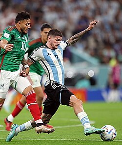 De Paul playing for Argentina at the 2022 FIFA World Cup