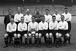 Everton players posing with the Cup
