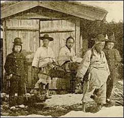 The capture of Jeon Bong-jun. He is in the center, seated in a carriage because his legs were broken in the escape attempt.