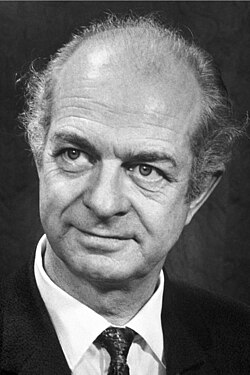 Pauling in 1962