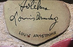 An autograph of Armstrong on the muretto of Alassio