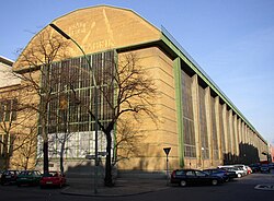 Shape and height of the building axes are given by the three joint ties.