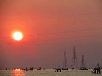Oil structures on the Costa Oriental del Lago Region