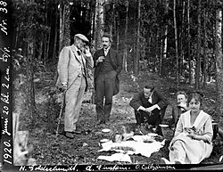 Left-right: Heinrich Goldschmidt, Einstein, Ole Colbjørnsen, Jørgen Vogt, and Ilse Einstein at a picnic in Oslo in 1920.