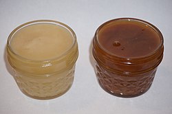 Creamed honey: the honey on the left is fresh, and the honey on the right has been aged at room temperature for two years. The Maillard reaction produces considerable differences in the color and flavor of the aged honey, which remains edible.
