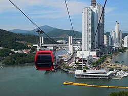 Cableway of the Unipraias park with the Barra Sul station in the background.