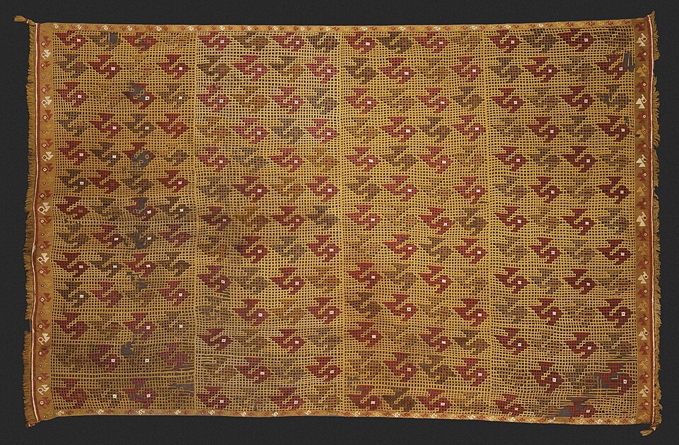 Chimú mantle, Late Intermediate Period, 1250–1350, Camelid fiber and cotton tapestry weave – Los Angeles County Museum of Art (LACMA)
