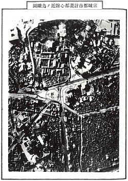 In 1928, local government of Keijō designated the front yard of City Hall as its geographic city center (都心), where Seoul Plaza is today.