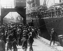 Swedish emigrants boarding a ship in Gothenburg in 1905