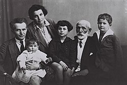 From left: David Ben-Gurion and Paula with youngest daughter Renana on BG's lap, daughter Geula, father Avigdor Grün and son Amos, 1929