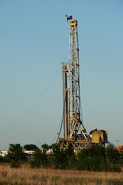 Natural gas drilling rig in Texas, US