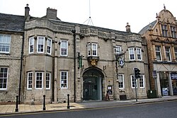 The front of what is now The Angel and Royal Hotel. Despite the many royal visits in previous centuries, the "and Royal" was only finally added to the name in 1866, when the inn was visited by the then Prince of Wales, later King Edward VII.[12] La Chambre le Roi at the time of Richard III extended for the whole of the first floor of the Inn, with the two mullioned bay windows for both ground and first floors, that can be seen here, at each end of the room.[13]