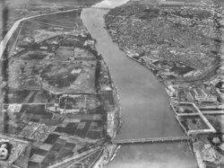 An aerial view in 1904 from a balloon of the central-eastern edge of Cairo, showing the early development of Gezira/Zamalek Island (centre left), and Downtown (lower right), as well as Bulaq (upper right).