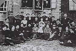 Ben-Gurion with Rachel Nelkin and members of Ezra on eve of their departure to Palestine, August 1906; his father and stepmother sitting in the windows