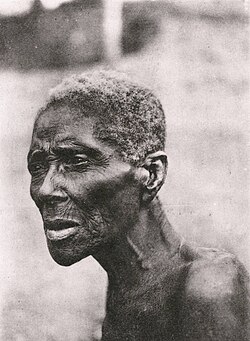 Elderly female slave, c. 1911/1915, owned by Njapundunke, mother of the Bamum king Ibrahim Njoya