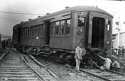 A Metro-Cammell wagon derailed in Liniers, 1890s.