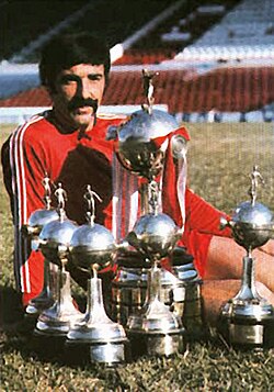 Pavoni with five Libertadores trophies at Independiente Stadium