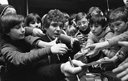 Pop singer Frank Schöbel (center) giving autographs in 1980.