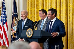 President Joe Biden, Andrew Ginther (mayor of Columbus, Ohio), and Suarez at a January 2023 U.S. Conference of Mayors event in the East Room of the White House