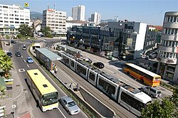 The Hinsenkampplatz traffic junction in the Urfahr district, shortly before the Nibelungen Bridge, is a focal point where pedestrian, bicycle, motor vehicle, and tram traffic converge. Beneath it run the international waterway of the Danube and the roads that follow its banks.