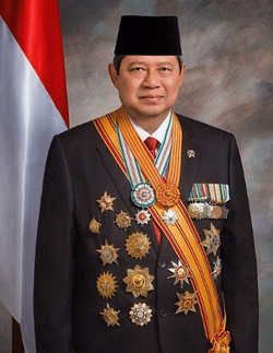 Yudhoyono's second-term official state portrait with his presidential and military decorations