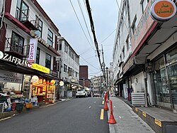 Middle Eastern businesses around the Seoul Central Mosque (2023)