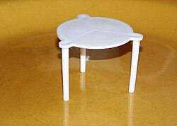 A plastic pizza saver