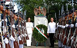 President Enrique Peña Nieto and Secretary of Foreign Affairs Claudia Ruiz Massieu visit the monument to the 201st Fighter Squadron in Manila, November 2015.